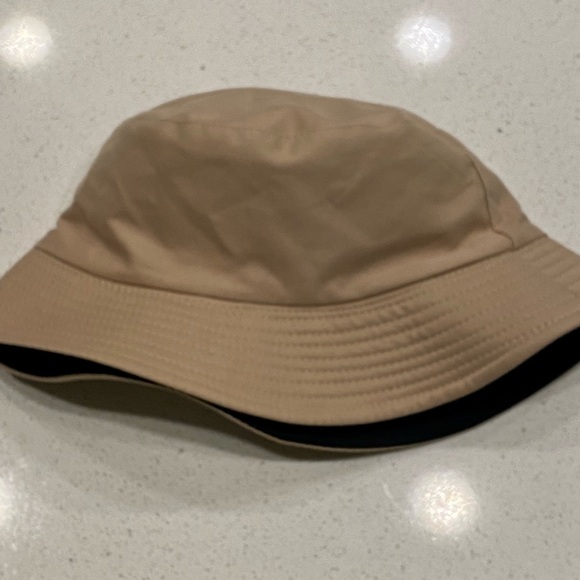 Stylish Reversible Tan/Black Bucket Hat, excellent condition. - Picture 2 of 6